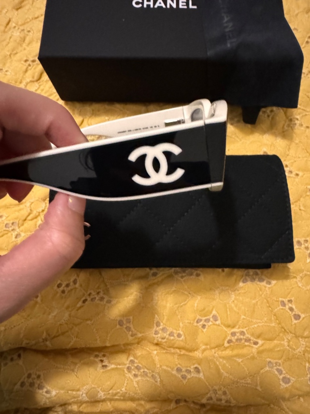 Chanel Cat eye Sunglasses Black & white - Picture 2 of 5